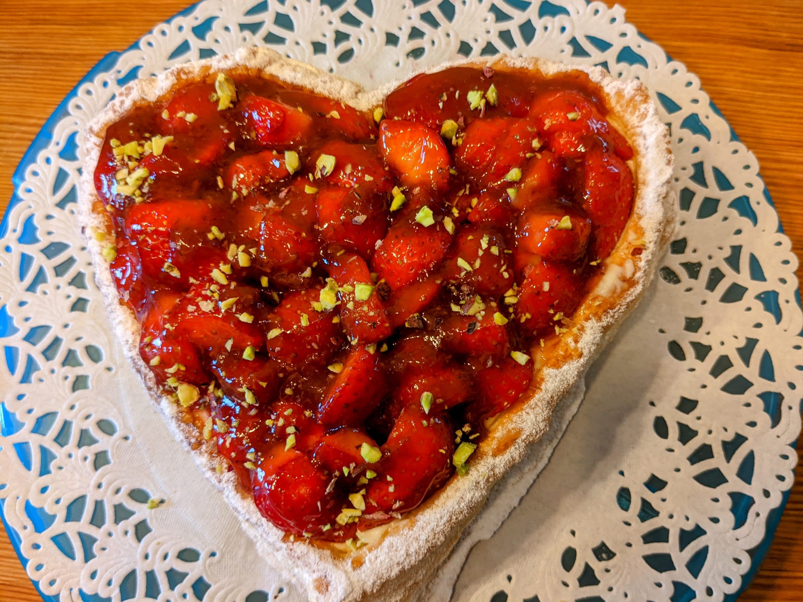 Muttertagsherz mit Erdbeeren - Einfach Backen – Marcel Paa
